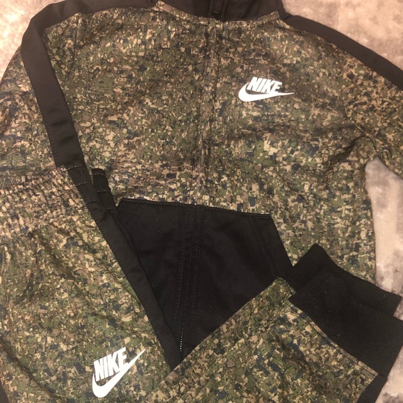 3T toddlers Nike tracksuit worn only once perfect condition - Picture 4 of 5